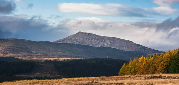 Schiehallion -スコットランドで最もよく知られた丘の1つ、海の1つ — ストック写真