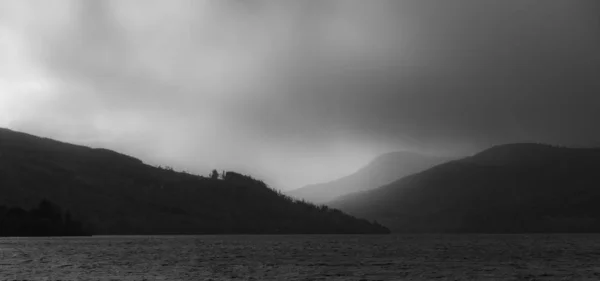 Furtună peste Ben Lawers - vedere de pe malurile Loch Tay — Fotografie, imagine de stoc