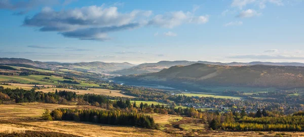 Sonbahar renklerinde güzel İskoçya Pitlochry 'den 