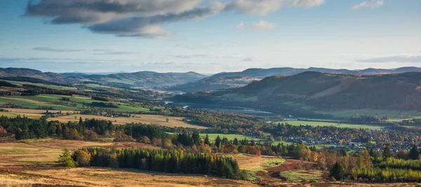 Perthshire, İskoçya 'daki Pitlochry' nin panoramik manzarası
