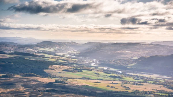 Paesaggio scozzese - Fiume Tummel e montagne intorno a Pitloch — Foto Stock