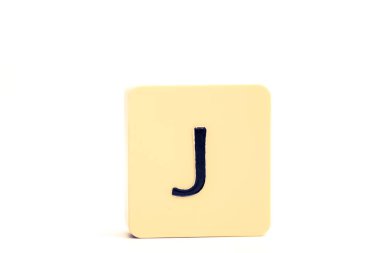Koyu renkli J harfi soluk sarı bir blokta beyaz ba 'da izole edilmiş.