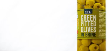 Perth, İskoçya - 11 Kasım 2019: Tuzlu yeşil zeytin