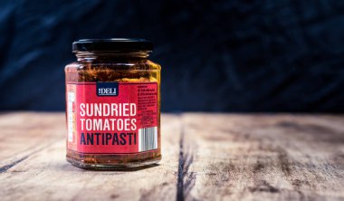 Perth, İskoçya - 11 Kasım 2019: Tuzlu yeşil zeytin