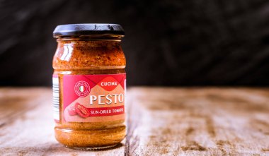 Perth, İskoçya - 11 Kasım 2019: Tuzlu yeşil zeytin