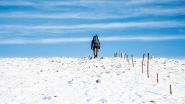 Tek başına yürüyen beyaz kar sırtına tırmanır. Hillwalking içeri giriyor.