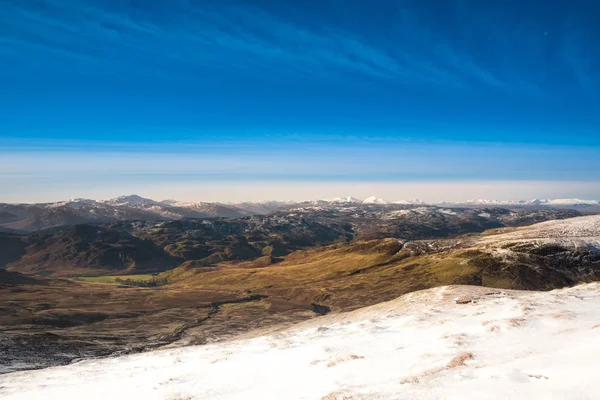 산에서 겨울을 보내고. 눈덮인 정상 (Ben vorlich, stuc a C — 스톡 사진