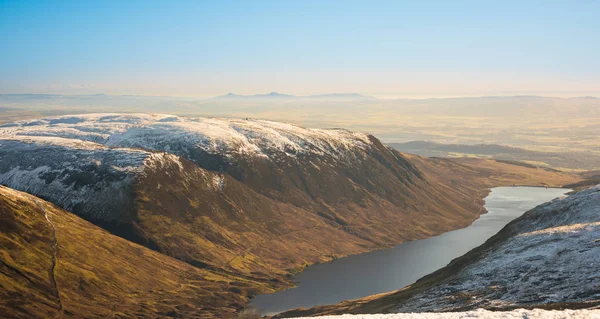 Barrage du réservoir Loch Turret et colline Choinneachain - vue de Ben — Photo