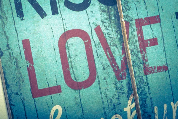 Homályos szerelem szó nyomtatva vintage fa táblára. Kalligráfia — Stock Fotó