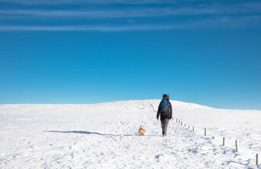 Tek dağcı dağın zirvesine ulaşır. Tırmanma ve hareket