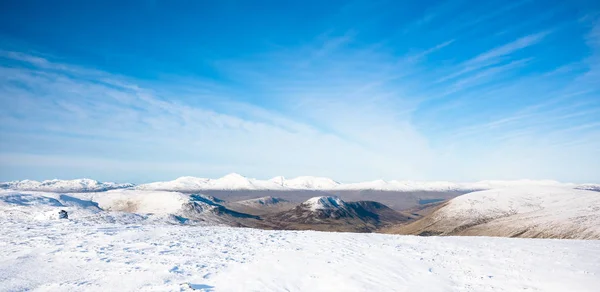 Winterbergen, panorama - besneeuwde toppen — Stockfoto