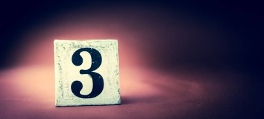 Eski tip tahta blok, 3 rakamlı, 3 numara - canlı maro