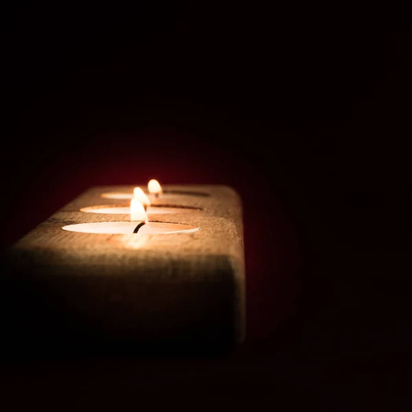 Queimando velas no fundo vermelho escuro marrom com espaço para tex — Fotografia de Stock