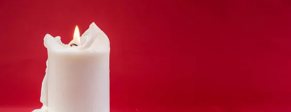 촛불이 켜졌다. 한 칸에 초점을 맞춘 하얀 양초를 켜는 모습 — 스톡 사진