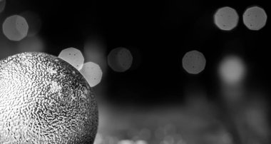 Siyah beyaz Noel arkaplanı. Mücevherleri ve peri yüzbaşısı.