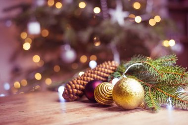 Noel ağacı süslemeleri kırmızı b ile Yeni Yeae dalı