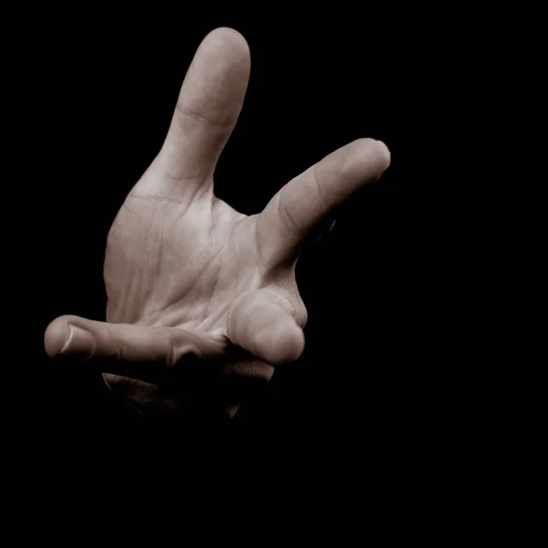 Человеческая рука на черном фоне, считая пальцы — стоковое фото