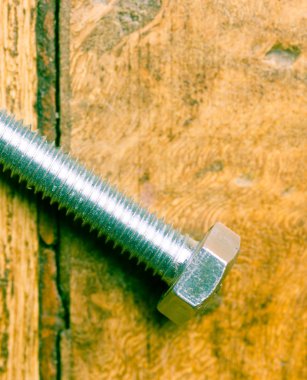 Tahta arka planda izole edilmiş M8 cıvatasını kapat