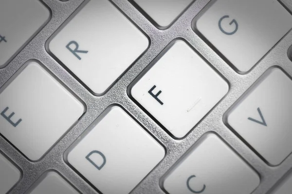 Teclado - teclado portátil de plata en el departamento de TI wi — Foto de Stock
