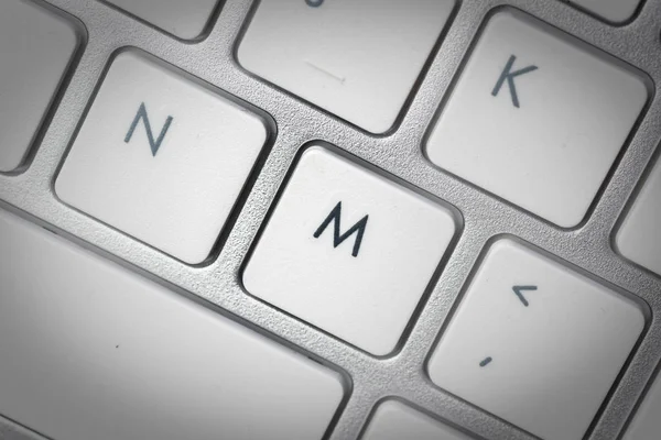 Teclado de computador - teclado de prata de um computador portátil com o botão M é — Fotografia de Stock