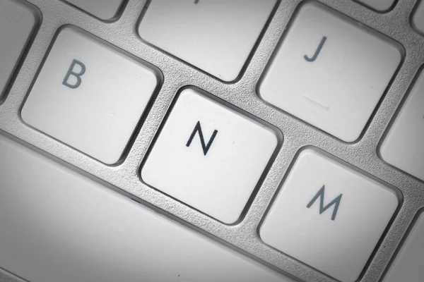 Teclado de computador - teclado de prata de um computador portátil com o botão N é — Fotografia de Stock