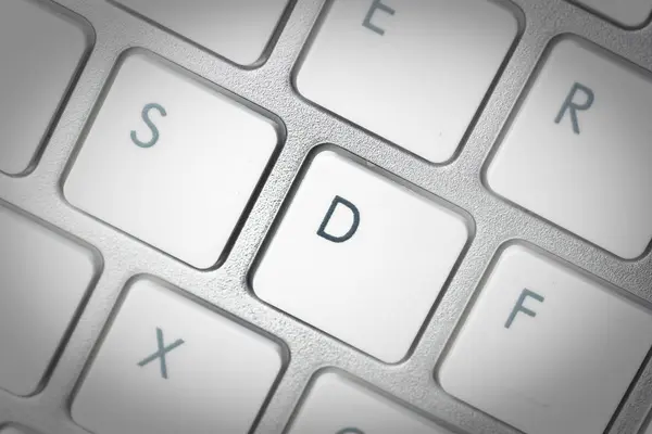 Teclado de computador - teclado de prata de um computador portátil com o botão D é — Fotografia de Stock