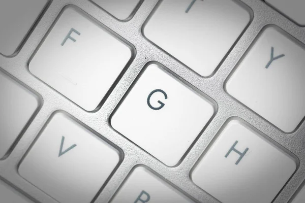 Teclado del ordenador - teclado de plata de un ordenador portátil con el botón G es —  Fotos de Stock
