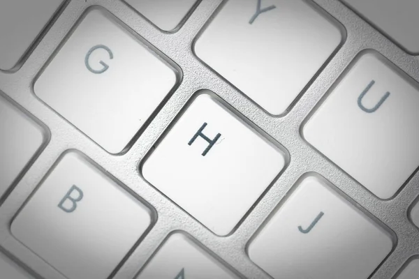Teclado de ordenador - teclado de plata de un ordenador portátil con el botón H es —  Fotos de Stock