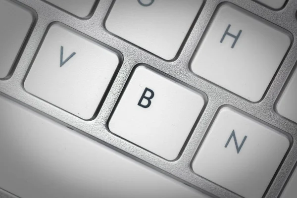 Teclado de computador - teclado de prata de um computador portátil com o botão B é — Fotografia de Stock