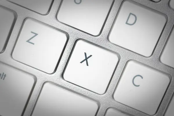 Teclado de computador - teclado de prata de um computador portátil com o botão X é — Fotografia de Stock