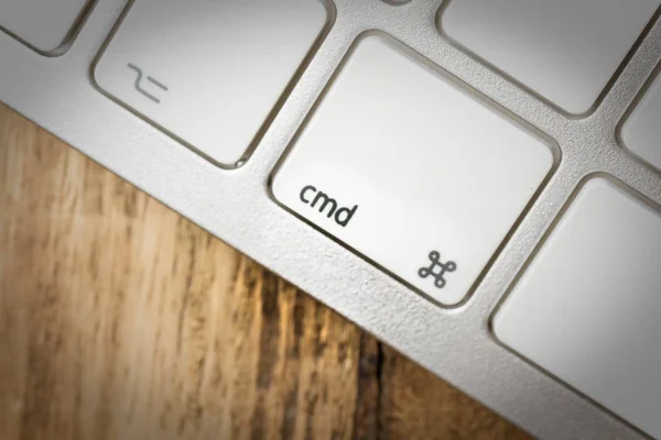 Teclado de ordenador - teclado plateado de un ordenador portátil con botón CMD —  Fotos de Stock