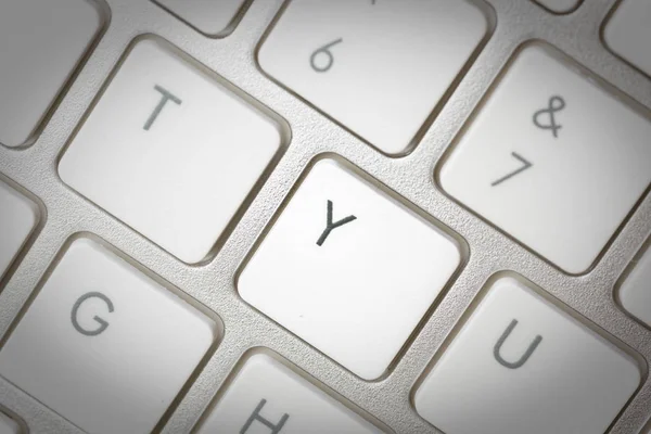 La tastiera di computer - la tastiera d'argento di un computer portatile con pulsante Y è — Foto Stock