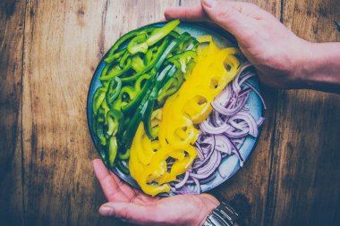 Tabak konseptinde sağlıklı bir yemek. Doğranmış salata malzemeleri. r