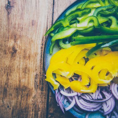 Vejetaryen konsepti için yemek. Tahta bir tabakta dilimlenmiş sebzeler.