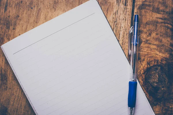 Leere Notizbücher mit Stift liegen auf dem Schreibtisch aus Holz. zu — Stockfoto