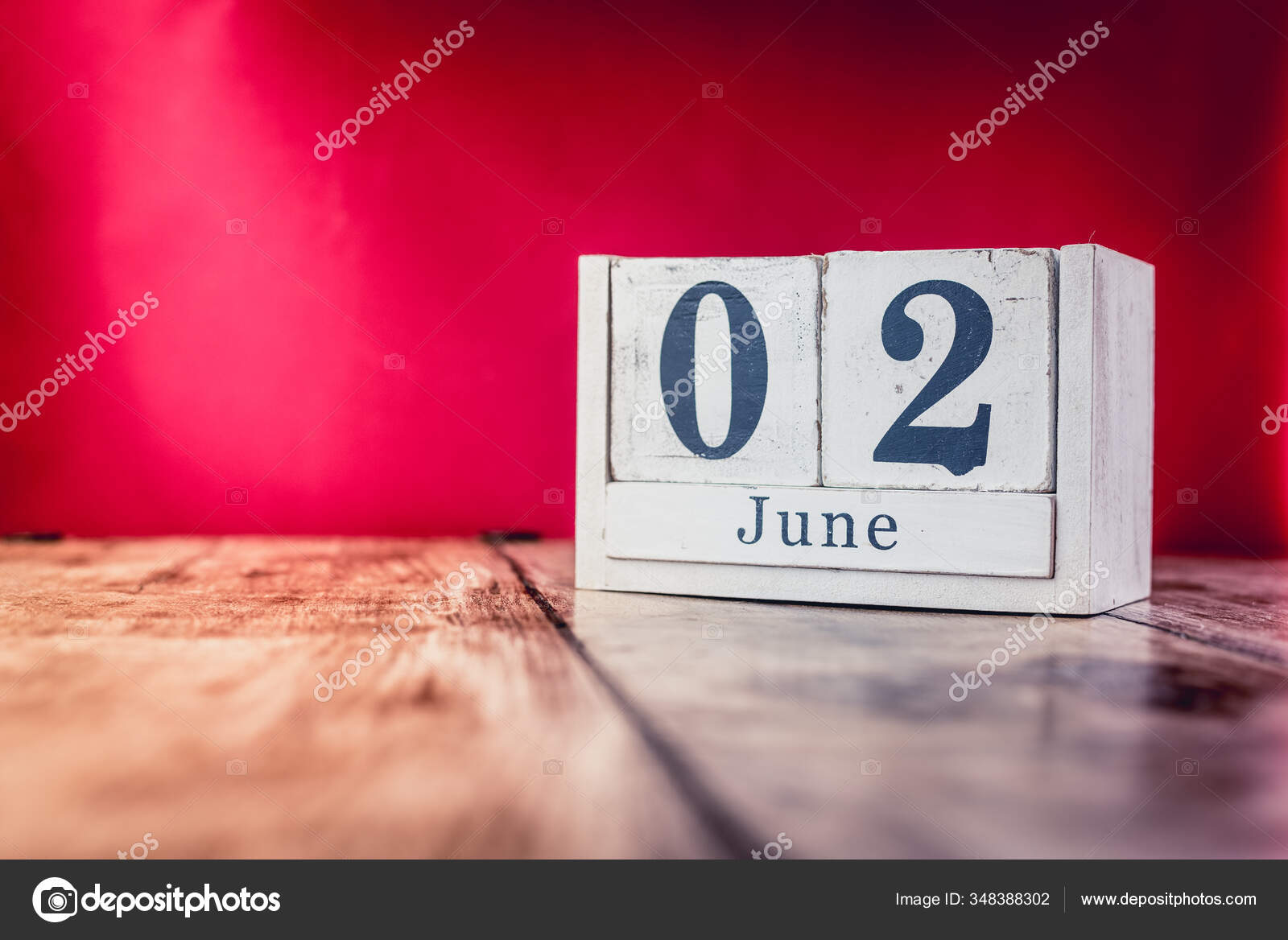 六月二日2月2日公事公办桌上的日历工作场所用鲜艳的栗红色背景夏季时间 图库照片 C Lukasz Kochanek