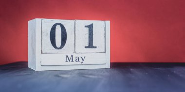 1 Mayıs - 1 Mayıs - Güzel Bahar - Yılın en pozitif mevsimi - Tarihli ve Mayıs sembollü beyaz bloklar