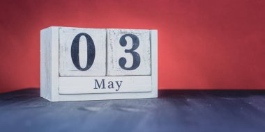 3 Mayıs - 3 Mayıs - Yılın en pozitif mevsimi Güzel Bahar - Tarihli ve Mayıs sembollü beyaz bloklar