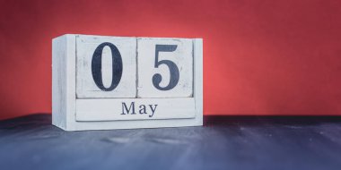 5 Mayıs - 5 Mayıs - Yılın en pozitif mevsimi Güzel Bahar - Tarihli ve Mayıs sembollü beyaz bloklar