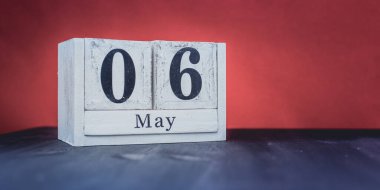 6 Mayıs - 6 Mayıs - Güzel Bahar - Yılın en pozitif mevsimi - Tarihli ve Mayıs sembollü beyaz bloklar