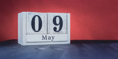 9 Mayıs - 9 Mayıs - Güzel bahar - Yılın en pozitif mevsimi - Tarih ve Mayıs sembollü beyaz bloklar