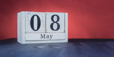 8 Mayıs - 8 Mayıs - Güzel bahar - Yılın en pozitif mevsimi - Tarihli ve Mayıs sembollü beyaz bloklar