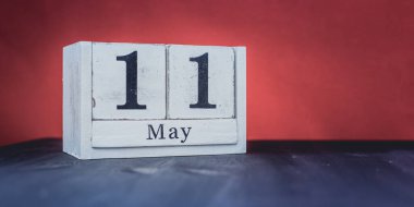 11 Mayıs - 11 Mayıs - Yılın en olumlu mevsimi - Beyaz bloklar tarih ve Mayıs sembolleri ile