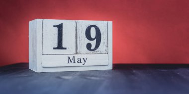 19 Mayıs - 19 Mayıs - Güzel bahar - Yılın en pozitif mevsimi - Tarihli ve Mayıs sembollü beyaz bloklar