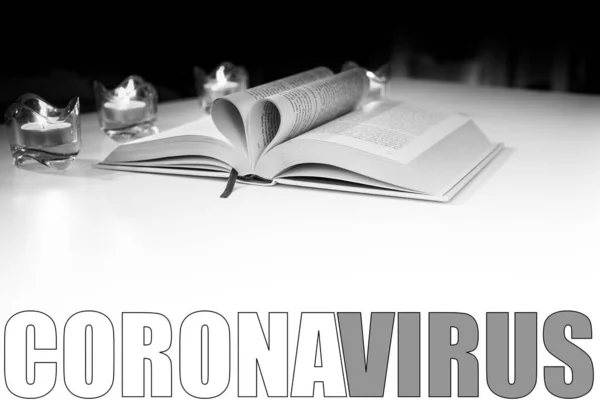 Vittime Coronavirus Bibbia Candele Tavolo — Foto Stock