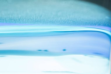 Mavi arkaplanın gölgeleri - odaklanmış çizgiler deseni