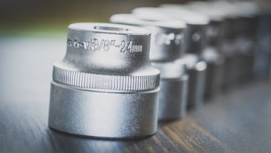 24 mm Soket Anahtarı ve bulanık arkaplanda izole edilmiş diğer soketler - mekanik araçlar, atölye, DIY