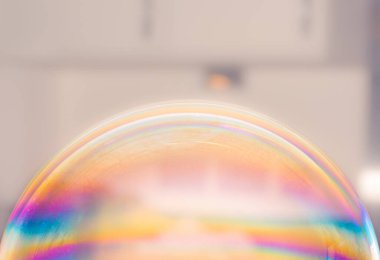 Bulanık eve karşı kocaman renkli sabun köpüğü