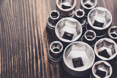 Soket anahtarlarının üst görünümü - eski masa arkaplanı