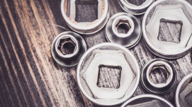 Bir çift eski soket anahtarı.